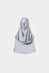 Top blanco satinado con cuello halter y escote fluido. Cierre en la espalda con botones.