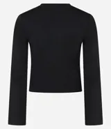 Blusa negra de poliamida, con cuello redondo y mangas largas acampanadas. Presenta detalle de costura fruncida en la sisa.