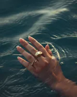 Anillo ancho de alpaca color plateado, con diseño irregular y textura rugosa. Pieza hecha a mano.