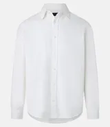 Camisa blanca de corte regular, confeccionada en tejido Oxford de algodón, con cuello inglés, mangas largas y cierre frontal abotonado.