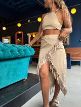 Top beige con cuello halter y espalda descubierta.