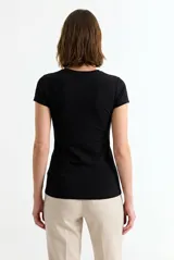 Remera de cuello redondo y manga corta, con diseño básico y ajuste entallado.
