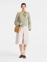 Cartera crossbody Longchamp modelo Epure M, de diseño estructurado y minimalista con solapa frontal y cierre de broche metálico. Incluye correa larga ajustable para llevar al hombro o cruzada.
