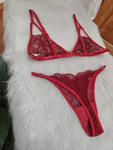 Conjunto de lencería compuesto por un corpiño triangular de encaje con tirantes finos y una bombacha tipo colaless de encaje a juego.