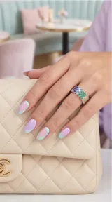 Anillo de plata 925 con diseño de banda ancha compuesto por múltiples circonias de colores engastadas en forma de rombos.