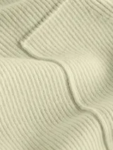 Sweater de punto canalé color crema, ajustado al cuerpo, con cuello mock y mangas cortas. Presenta costuras visibles que definen la silueta y un pequeño bolsillo decorativo en el pecho. Incluye una etiqueta con el logo 'CK' en el bajo.