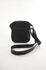 Morral bandolera de cuero genuino color marrón, con diseño compacto, cierre superior y correa ajustable para el hombro.