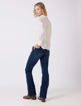 Camisa de algodón color gris con bordados florales en el frente y las mangas. Tiene cuello con solapa y cierre frontal con botones.