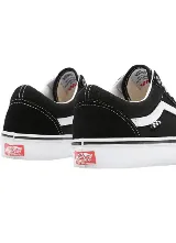 Zapatillas Vans Pro Skate Old Skool, color negro con la clásica franja lateral blanca, cordones blancos y suela de goma blanca con detalles en negro.
