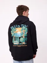 Canguro negro con capucha y estampado grande en la espalda de un paisaje con árboles, una camioneta camper y un lago al atardecer, con el logo "RUSTY" en la parte superior.