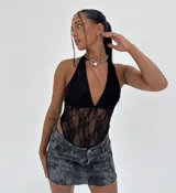Body negro de encaje con escote halter profundo en V y espalda descubierta.