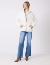 Campera puffer Michael Kors de color blanco, con diseño acolchado, cierre frontal metálico, bolsillos laterales con cierre y capucha desmontable. Incluye bolsa autoportante para guardado.