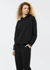 Buzo de felpa color negro con capucha, diseño liso, corte holgado y puños elásticos en mangas y ruedo.