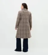 Saco tipo sobretodo de corte recto y largo midi, confeccionado en polivelour con estampado de cuadros. Presenta cuello solapa, cierre frontal de doble botonadura y bolsillos laterales con solapa.