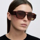 Lentes de sol con diseño oversized de estilo aviador, con armazón flat-top de carey y doble puente. Presentan lentes tintadas en tono marrón y patillas anchas.