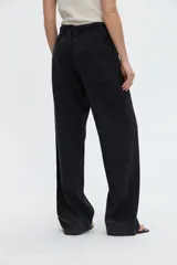 Jean estilo relaxed de color gris oscuro, con calce holgado, pierna amplia de caída fluida, cintura con cordón ajustable y bolsillos laterales.