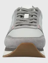 Zapatillas casuales de diseño contemporáneo, confeccionadas en una combinación de cuero y material textil. Presentan una base en tonos grises con detalles en rosa en el talón y suela dentada de goma en color marrón.