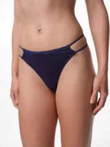 Tanga de algodón color beige, con diseño de tiro bajo y doble tira lateral fina. Cuenta con un fundillo de algodón para mayor comodidad.