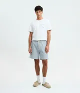 Bermuda masculina de sarga de algodón, con diseño de rayas verticales celestes y blancas, cintura elástica con lazo de ajuste y bolsillos.