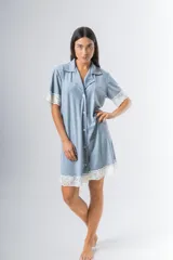 Camisa celeste con estampado a rayas verticales, de corte recto, con cuello camisero, cierre frontal con botones, mangas cortas con detalle de puntilla y ruedo con puntilla.