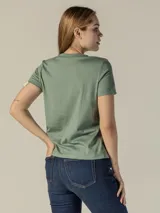 Remera Calvin Klein de algodón regenerativo color verde, con cuello redondo, manga corta y logo bordado en el pecho.
