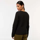 Cárdigan negro de tejido de punto de canalé, con escote en V, cierre frontal con botones dorados y mangas largas.