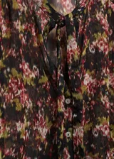Blusa de gasa semitransparente con estampado floral en tonos rosa, verde y negro. Tiene cuello en V con lazo, cierre frontal con botones, mangas largas abullonadas con puños elásticos y corte recto.