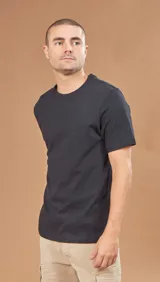 Remera de algodón pesado color azul marino, de 260 gramos.