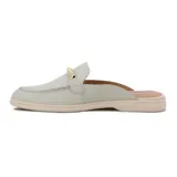 Zuecos Comfortflex color natural con capellada con diseño reptil y detalle de hebilla dorada.