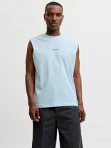 Musculosa celeste de corte holgado y cuello redondo, confeccionada en algodón. Presenta un pequeño estampado gráfico frontal con texto.
