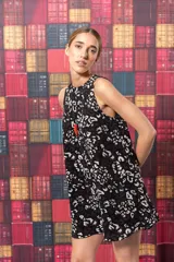 Vestido corto negro con estampado animal print en blanco y marrón, corte recto y sin mangas.