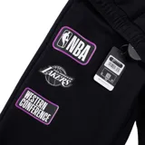 Pantalón de jogging negro de los Los Angeles Lakers con cordón ajustable en la cintura, puños acanalados en tonos violeta y negro, y estampados gráficos laterales con el logo del equipo.