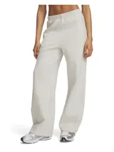 Pantalón de fleece color gris claro, de corte amplio y botamanga acampanada, con cintura elástica fruncida.