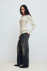 Top estilo corset de escote corazón y hombros descubiertos, con varillas interiores para estructura. Presenta cierre frontal con ganchos metálicos y ajuste posterior mediante cordones cruzados.