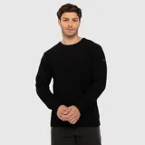 Sweater de punto negro con cuello redondo, mangas largas y puños y cintura acanalados.