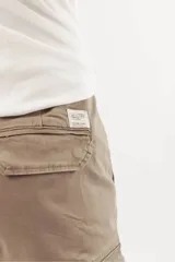Bermuda color beige con bolsillos cargo laterales.