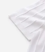 Remera de manga corta color beige, con cuello redondo y tejido texturizado acanalado.