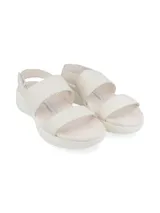 Sandalia de plataforma baja con dos tiras anchas en el empeine y ajuste de velcro en el talón. Diseño ergonómico con suela de goma texturizada.