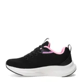 Championes deportivos Umbro modelo Vega para mujer, confeccionados en malla textil transpirable color negro con detalles en rosa. Presentan suela blanca con amortiguación y cierre mediante cordones.