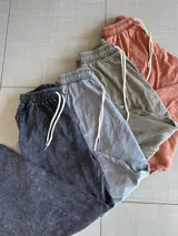 Pantalón palazzo de algodón color gris con cintura elástica y cordón ajustable.