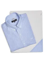 Camisa de manga larga RKF de corte regular fit, con diseño de rayas verticales en tonos celestes y blancos. Presenta cuello abotonado, cierre frontal con botones, bolsillo en el pecho con logo bordado y acabado resistente a las arrugas.