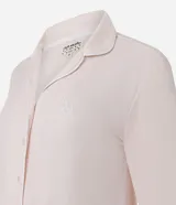 Pijama estilo americano compuesto por camisa de manga larga con cuello solapa, cierre frontal abotonado y pantalón largo con cintura elástica. Presenta bordado decorativo y detalles de ribetes en contraste.