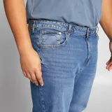 Pantalón de jean slim de tiro medio, color azul, con cinco bolsillos y corte ajustado.