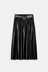 Falda midi de corte evasé confeccionada en tejido efecto piel de color negro. Posee tiro alto con cintura elástica fruncida y se acompaña de un cinturón integrado con hebilla metálica dorada.