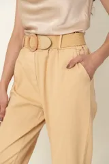 Pantalón italiano de algodón y spandex, color gris claro, de corte ancho y recto, con bolsillos laterales y cinto rústico elastizado.