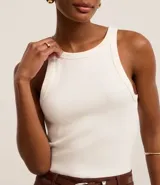 Blusa sin mangas de corte regular, confeccionada en tejido rib de algodón con cuello redondo. Presenta un diseño minimalista y anatómico, ideal para un look clásico.