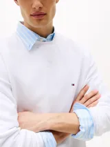 Buzo de cuello redondo Tommy Hilfiger, confeccionado en tejido de felpa suave, con logo de la marca bordado en el pecho y detalle de costura triangular en el cuello.
