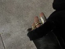 Anillo abierto de diseño rústico y orgánico, con textura irregular que evoca la naturaleza. Realizado artesanalmente en metal.