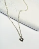 Collar de plata con cadena eslabonada y dije en forma de corazón texturizado.