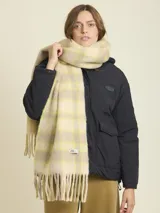 Bufanda Rusty modelo Walou, de tejido amplio con estampado a cuadros en tonos beige y amarillo, terminada con flecos en los extremos.